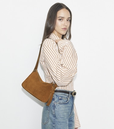 Tory Burch designer sacs porté épaule Petit sac porté épaule Romy en daim in Caramel accessory on model