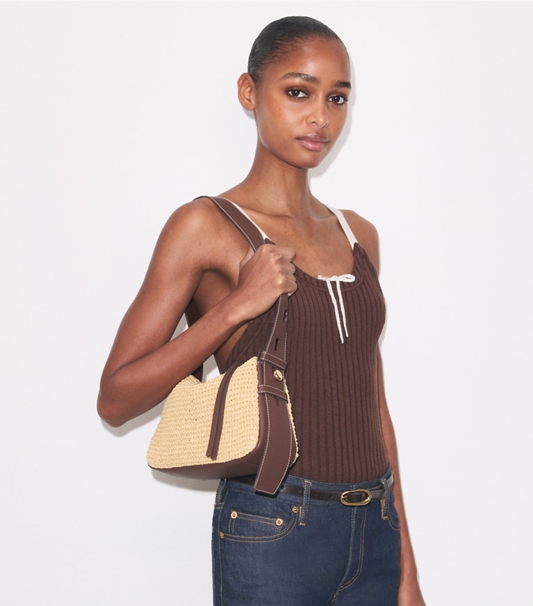 Tory Burch designer sacs porté épaule Petit sac porté épaule tissé Romy in Natural accessory on model