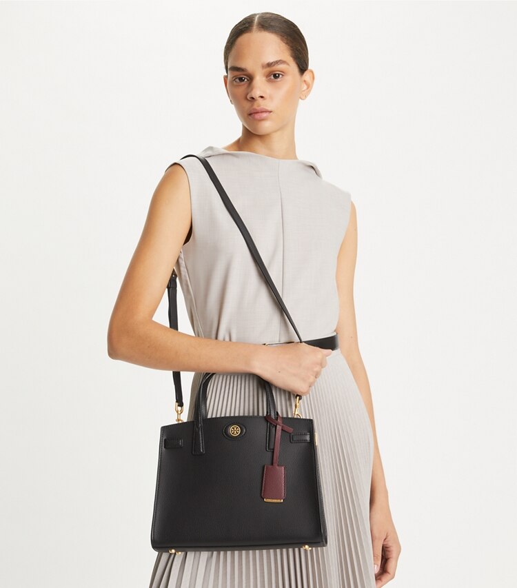 Tory Burch designer sac à main Petit sac Robinson in Black accessory on model