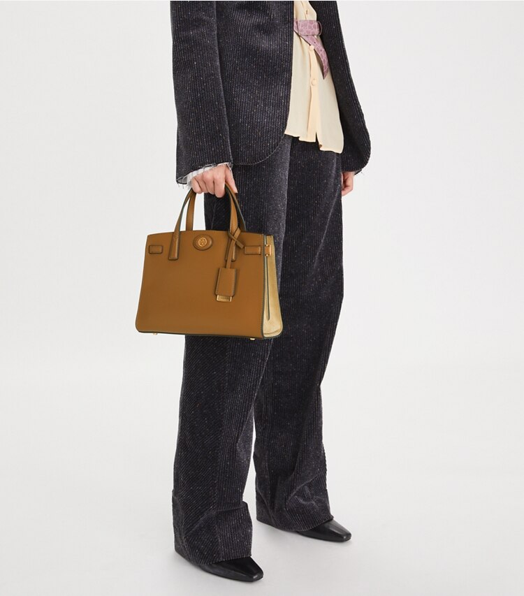 Tory Burch designer sac à main Petit sac Robinson in Tiger'S Eye accessory on model