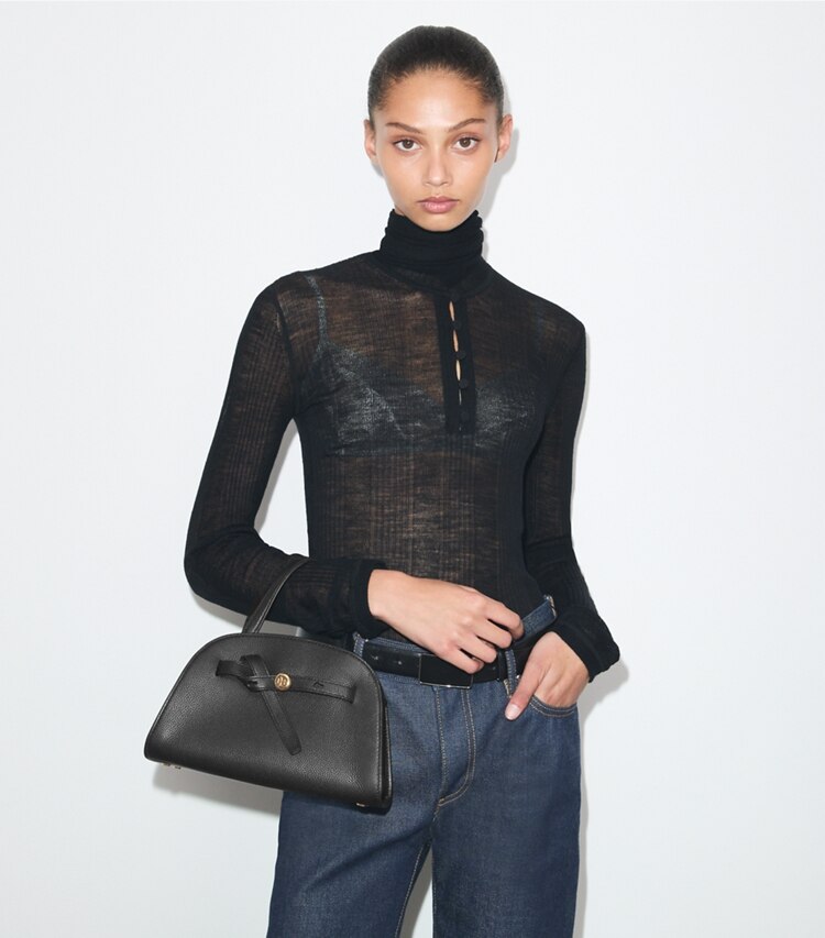 Tory Burch designer sacs à bandoulière Petit sac Romy Bauletto in Black accessory on model
