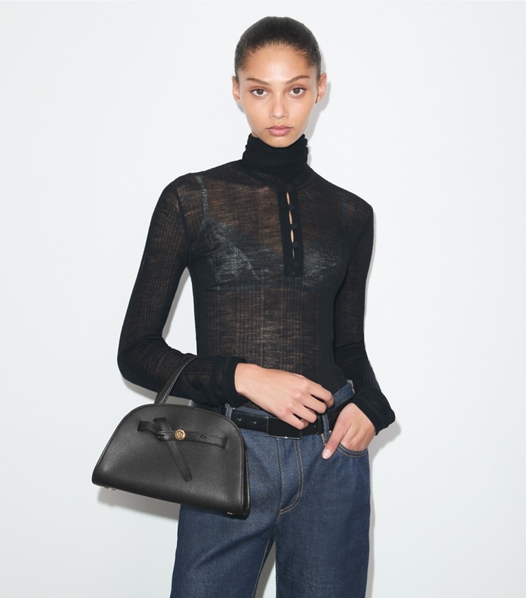 Tory Burch designer sacs à bandoulière Petit sac Romy Bauletto in Black accessory on model