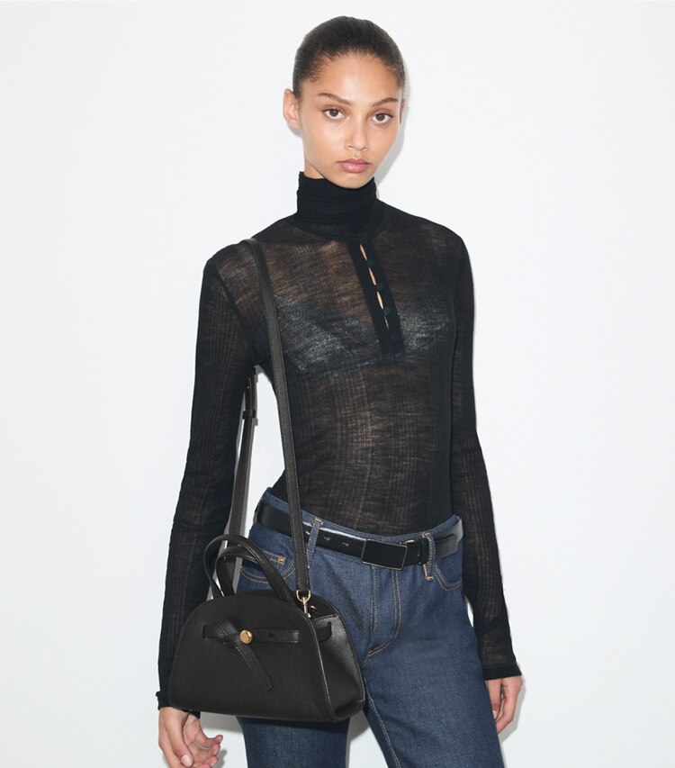 Tory Burch designer sacs à bandoulière Petit sac Romy Bauletto in Black additional on model