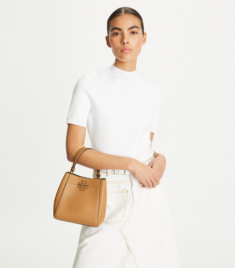 Tory Burch designer sacs à bandoulière Petit sac seau McGraw dans Tiramisu accessoire sur le modèle