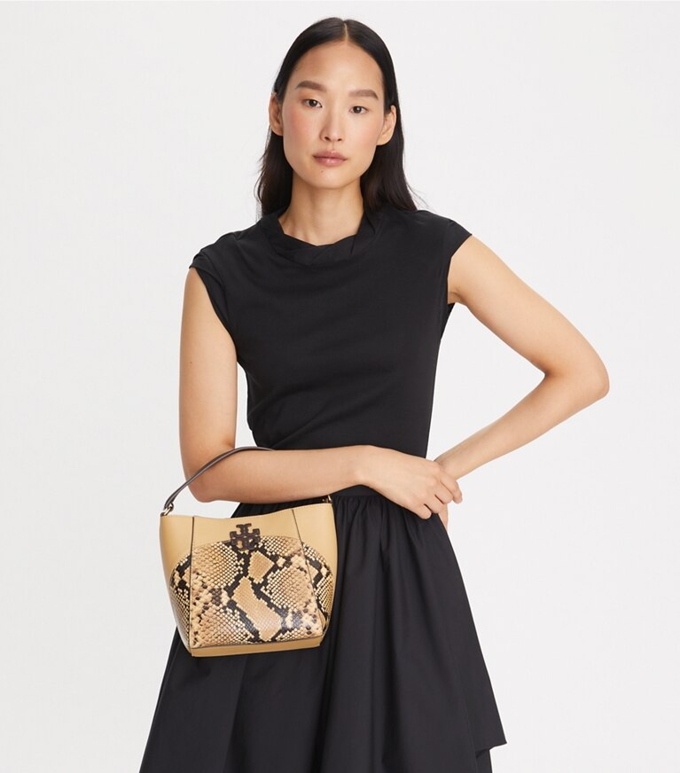 Tory Burch designer sacs à bandoulière Petit sac seau McGraw effet peau de serpent dans Sand Drift accessoire sur le modèle