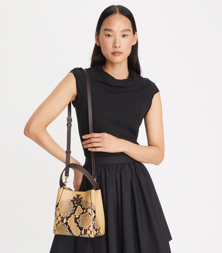 Tory Burch designer sacs à bandoulière Petit sac seau McGraw effet peau de serpent dans Sand Drift supplémentaire sur le modèle