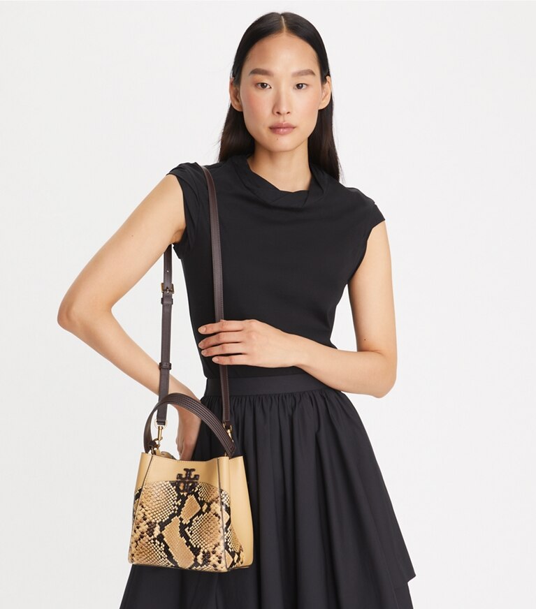 Tory Burch designer sacs à bandoulière Petit sac seau McGraw effet peau de serpent dans Sand Drift supplémentaire sur le modèle