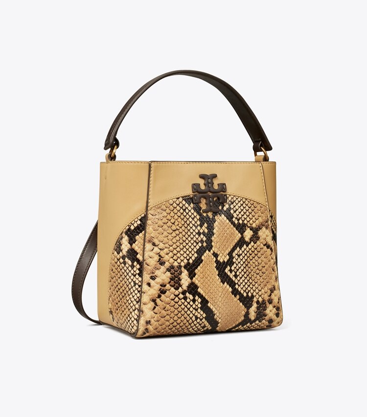 Tory Burch designer sacs à bandoulière Petit sac seau McGraw effet peau de serpent dans Sand Drift angle