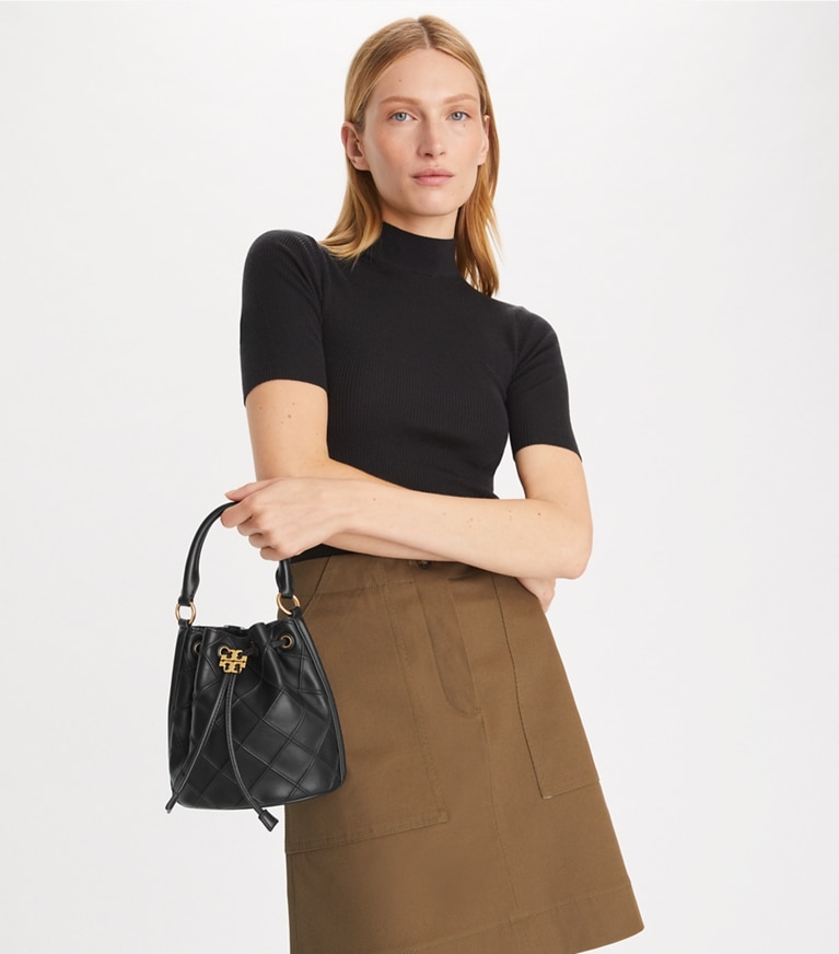 Tory Burch designer sacs à bandoulière Petit sac seau souple Fleming dans Black accessoire sur le modèle