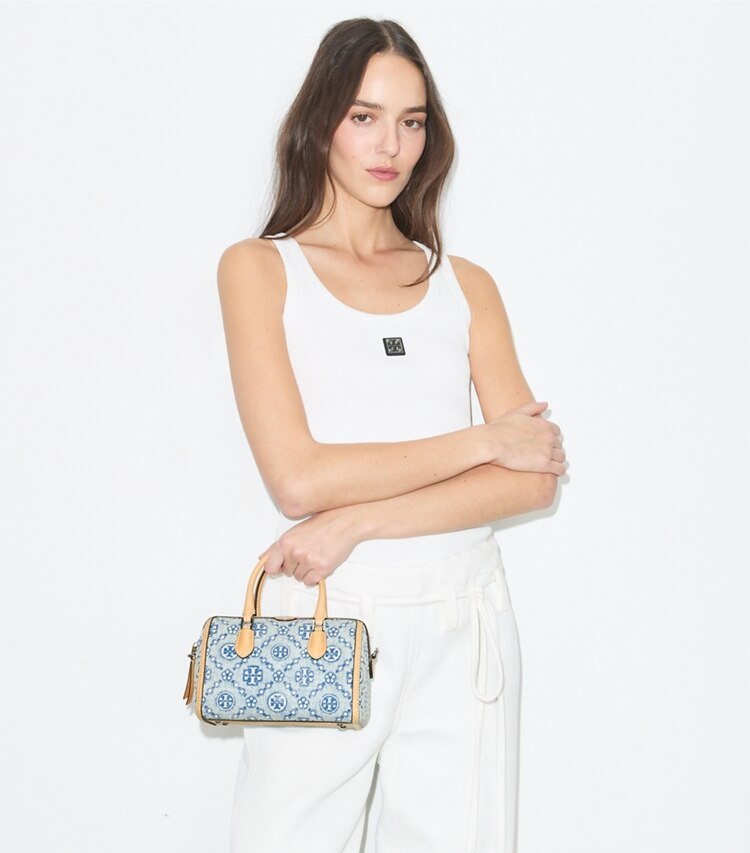 Tory Burch designer sacs à bandoulière Petit sac tonneau en denim à T monogram dans Powder Blue accessoire sur le modèle