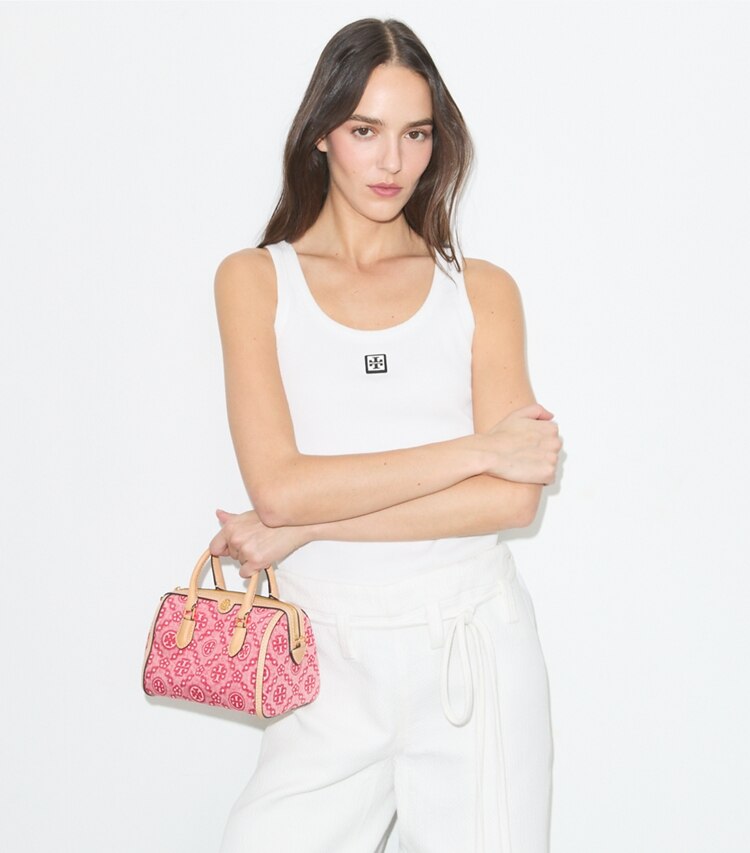 Tory Burch designer crossbody bags Petite Barrel Bag aus Denim mit T-Monogramm in Brilliant Red accessory on model