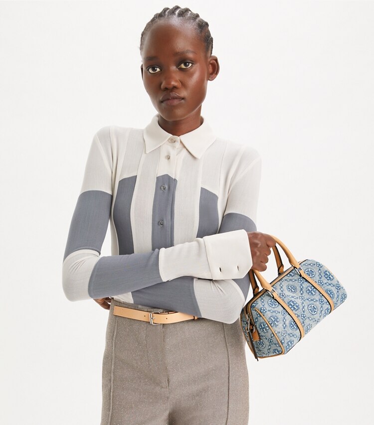 Tory Burch designer crossbody bags Petite Barrel Bag aus Denim mit T-Monogramm in Powder Blue additional on model