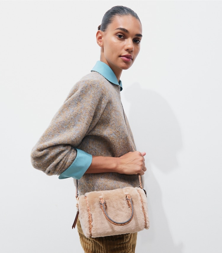Tory Burch designer crossbody bags Petite Barrel Bag aus Lammfell mit T-Monogramm in Teddy accessory on model