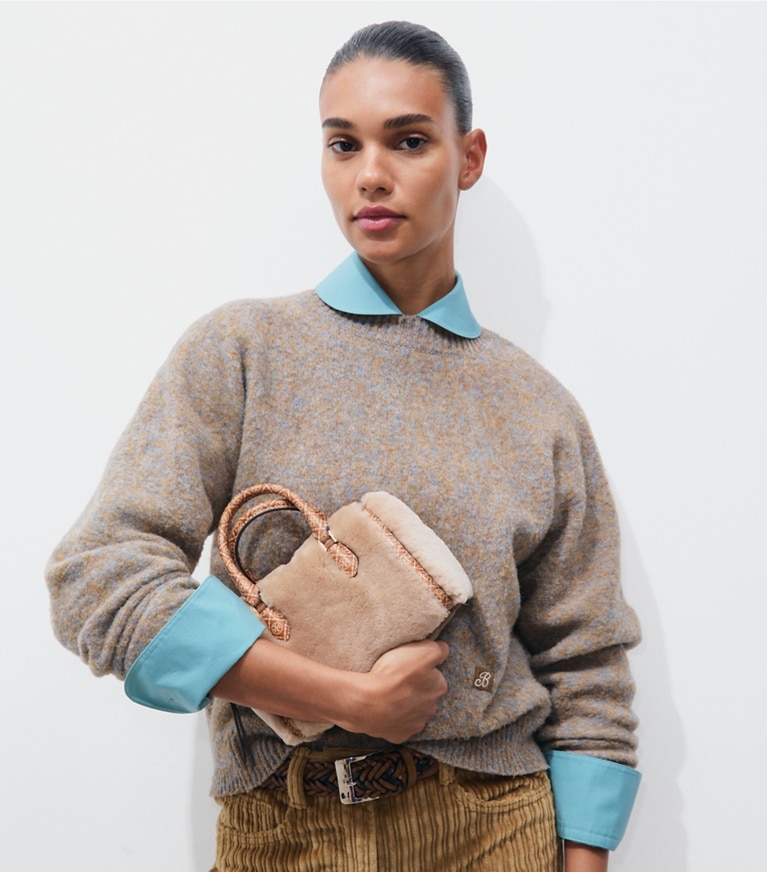 Tory Burch designer crossbody bags Petite Barrel Bag aus Lammfell mit T-Monogramm in Teddy additional on model