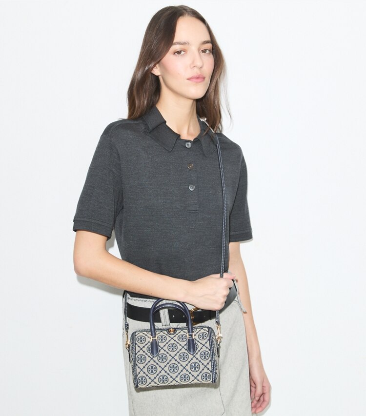 Tory Burch designer crossbody bags Petite Barrel Bag mit T-Monogramm in Tory Navy accessory on model