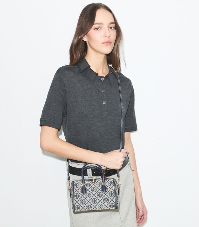 Tory Burch designer crossbody bags Petite Barrel Bag mit T-Monogramm in Tory Navy accessory on model
