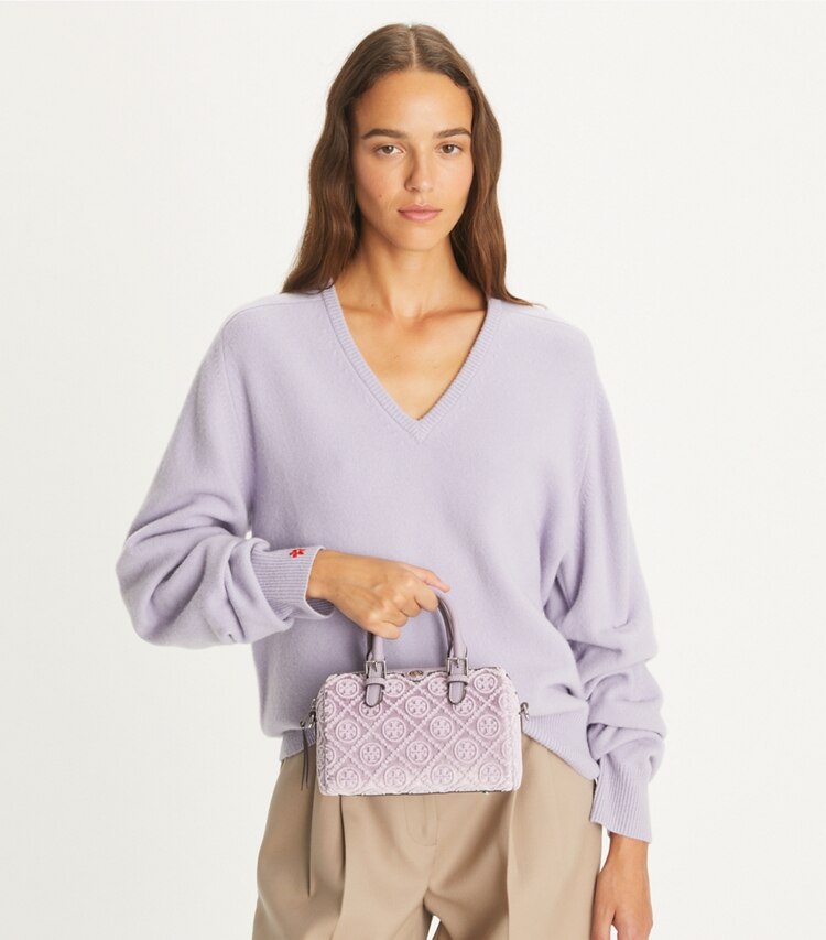 Tory Burch designer crossbody bags Petite Barrel Bag mit T-Monogramm aus Fil-Coupé in Lilac additional on model