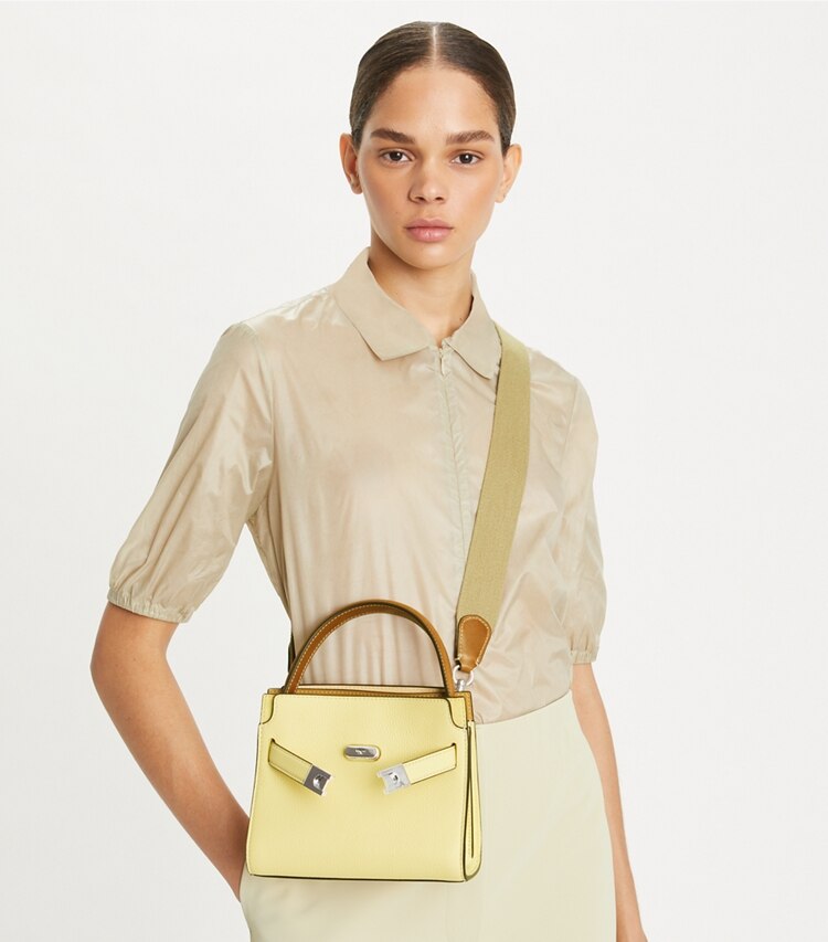 Tory Burch designer クロスボディバッグ リー ラジウィル ペブルド プチダブルバッグ in Lemon Sugar additional on model