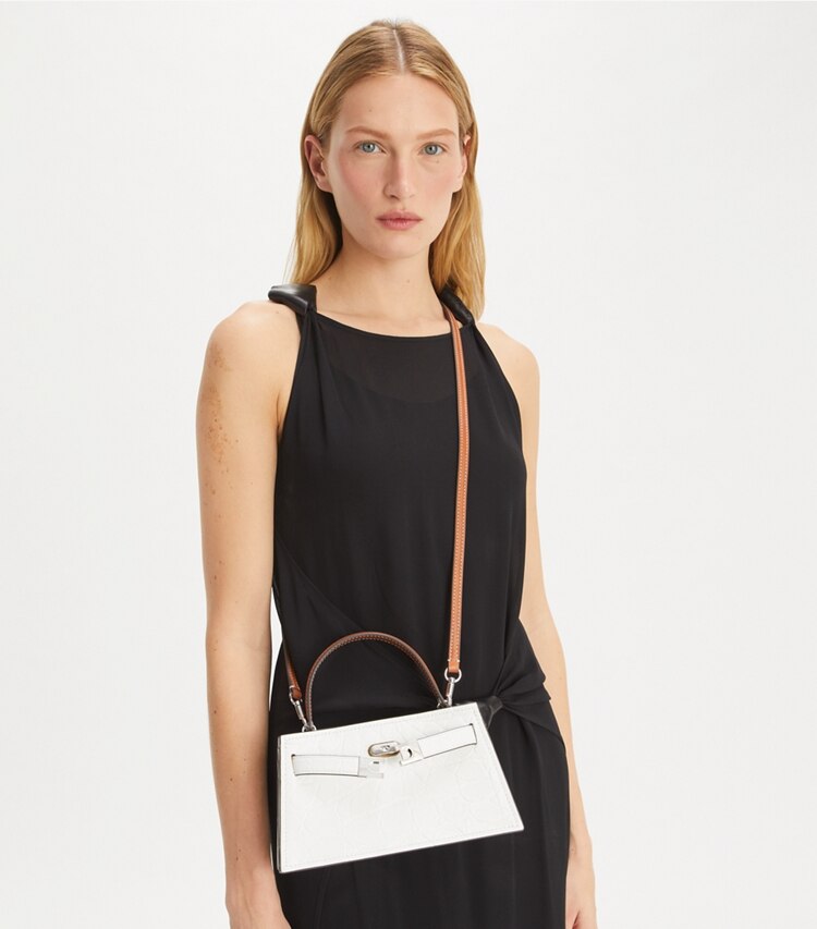 Tory Burch designer kleine taschen Petite Lee Radziwill Tasche mit Krokoprägung in Blanc accessory on model