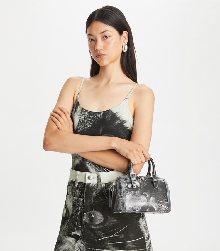 Tory Burch designer クロスボディバッグ Tモノグラム キャットプリント プチバレルバッグ in Gray CAT PORTRAIT accessory on model