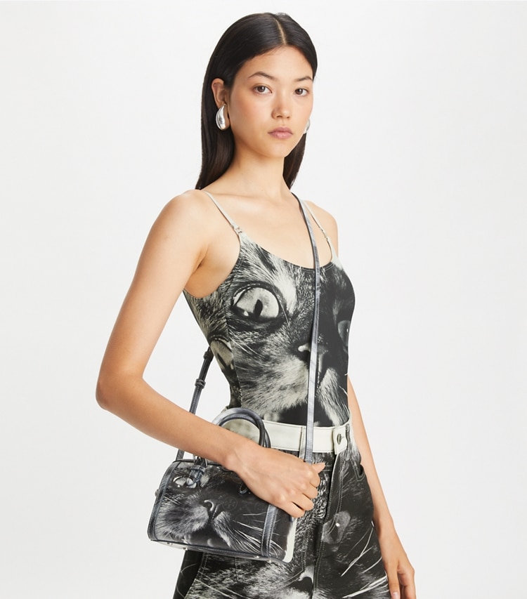 Tory Burch designer クロスボディバッグ Tモノグラム キャットプリント プチバレルバッグ in Gray CAT PORTRAIT additional on model