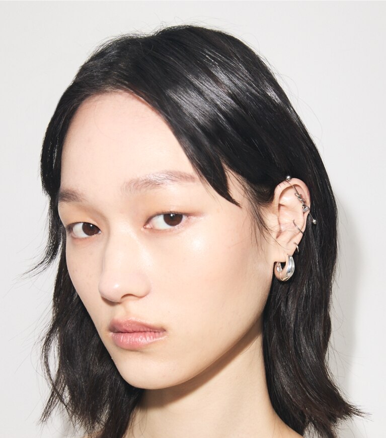 Tory Burch designer boucles d'oreilles Petites créoles dans Light Silver accessoire sur le modèle