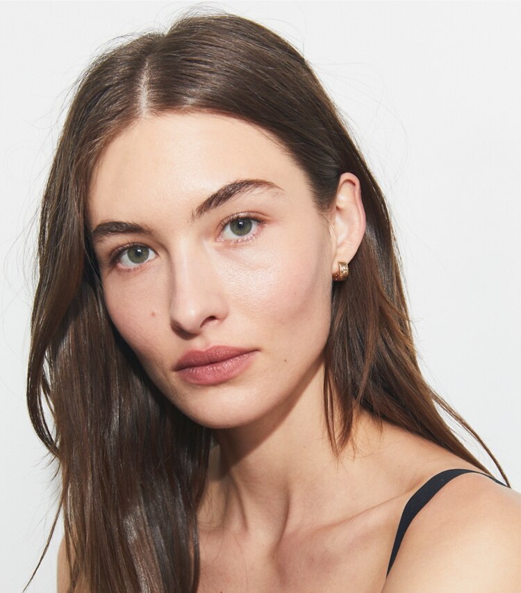 Tory Burch designer boucles d'oreilles Petites créoles Icon in Tory Gold accessory on model