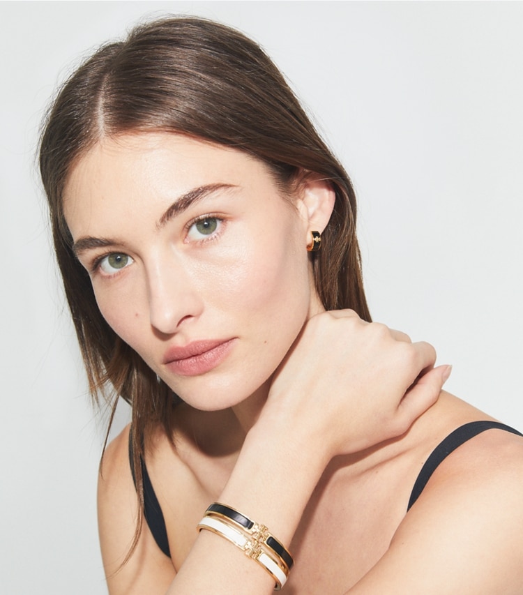 Tory Burch designer boucles d'oreilles Petites créoles Icon in Tory Gold / New Ivory accessory on model