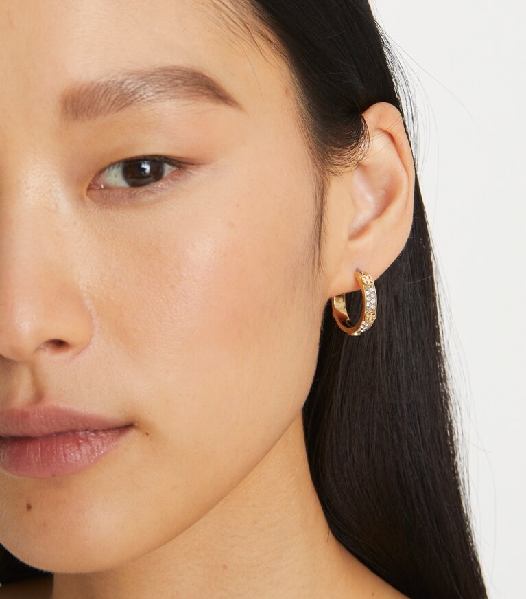 Tory Burch designer boucles d'oreilles Petites créoles Miller cloutées in Tory Gold / Crystal front