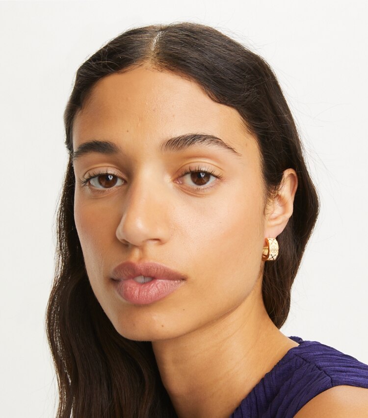 Tory Burch designer boucles d'oreilles Petites créoles T Monogram in Tory Gold / New Ivory accessory on model