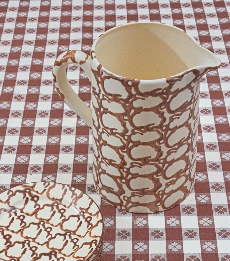 Tory Burch designer vaisselle Pichet collection Spongeware dans Brown/Smoke Ring éditorial