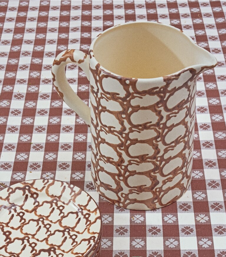 Tory Burch designer vaisselle Pichet collection Spongeware dans Brown/Smoke Ring éditorial