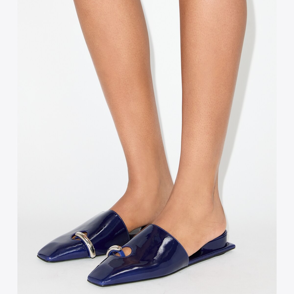 【美品】TORY BURCH メタルロゴ　ポインテッドトゥ フラットシューズ pierced-mule-accessory-on-