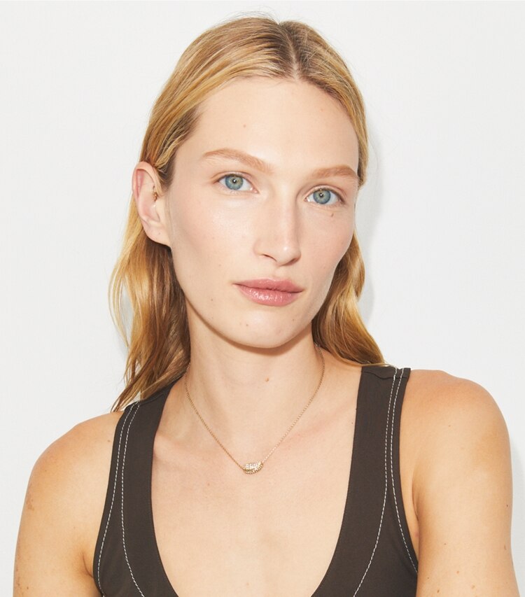 Tory Burch designer halsketten Pierced Pavé-Anhänger in Light Brass / Crystal accessory on model