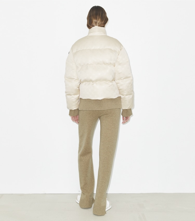 Tory Burch designer cappotti Piumino in raso con monogramma T in Prosecco on model back