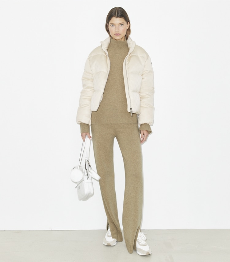 Tory Burch designer cappotti Piumino in raso con monogramma T in Prosecco parte anteriore su modella