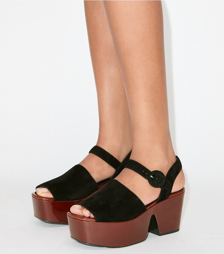 Tory Burch designer sandalen Plateausandale in PERFECT BLACK / PLUM accessory on model