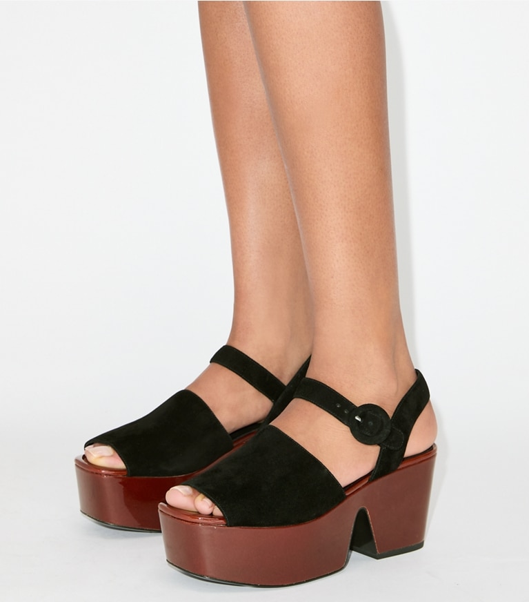 Tory Burch designer sandalen Plateausandale in PERFECT BLACK / PLUM accessory on model