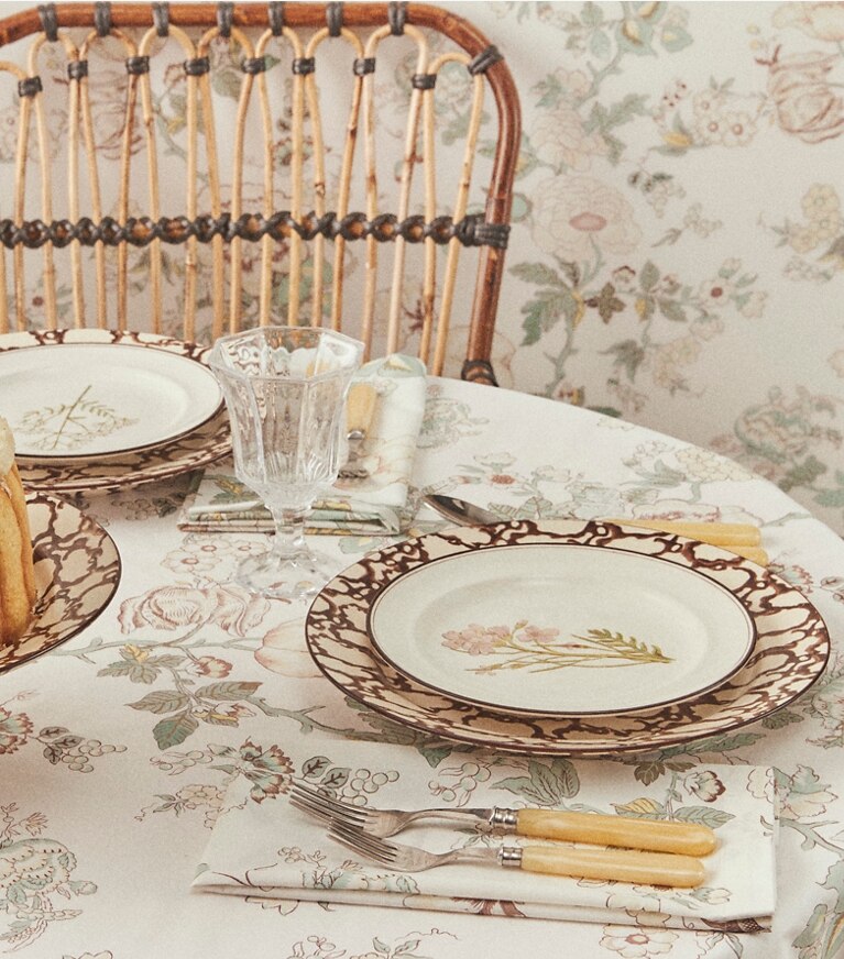 Tory Burch diseñador artículos de mesa & cristalería Platos de ensalada con flores lilas, set de 4 en White editorial