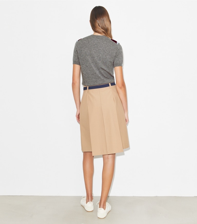 Tory Burch designer ボトムス プリーツ ナイロン スカート in Khaki on model back