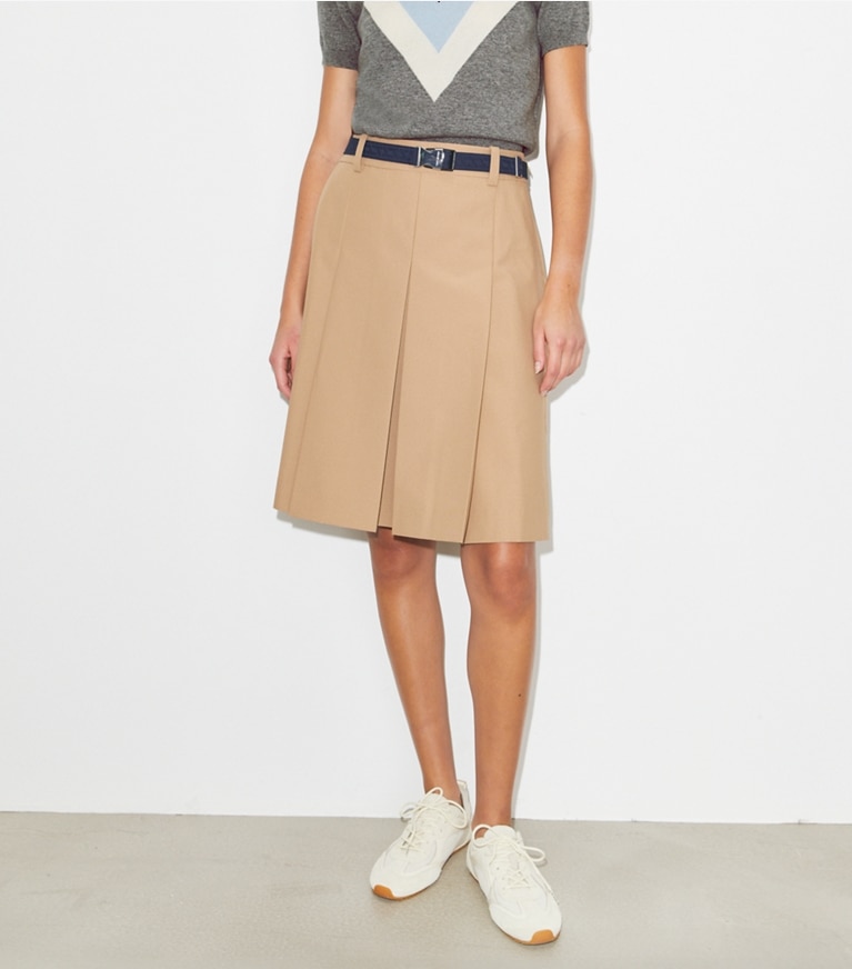 Tory Burch designer ボトムス プリーツ ナイロン スカート in Khaki on model detail