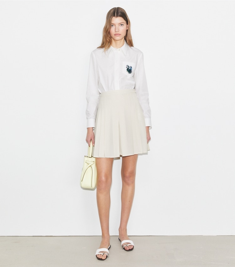 Tory Sport designer unterteile Pleated Short in Parchment White modell von vorn