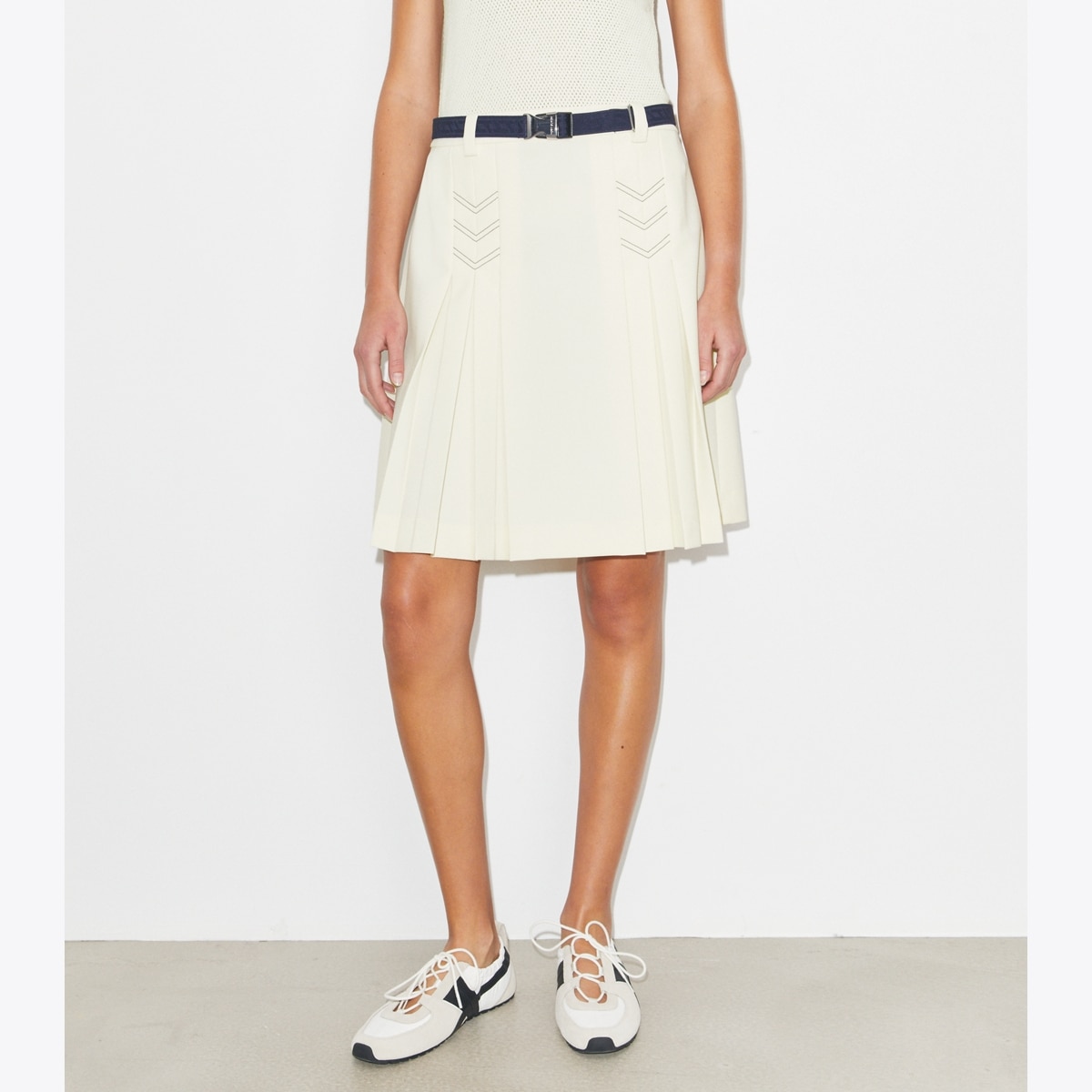 pleated-stretch-golf-skirt-on-