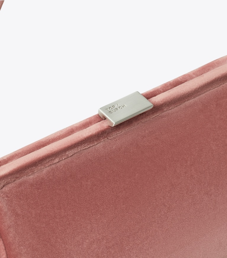Tory Burch designer pochettes Pochette à armature en velours dans Dusty Pink détails