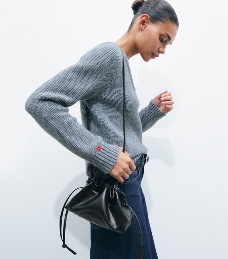 Tory Burch designer sacs à bandoulière Pochette à cordon de serrage recyclée Ella dans BLACK accessoire sur le modèle