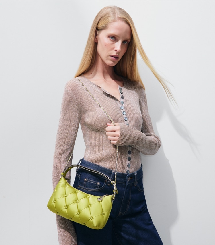 Tory Burch designer borse a spalla Pochette Bunny Knot in raso in Vibrant Green accessory on model