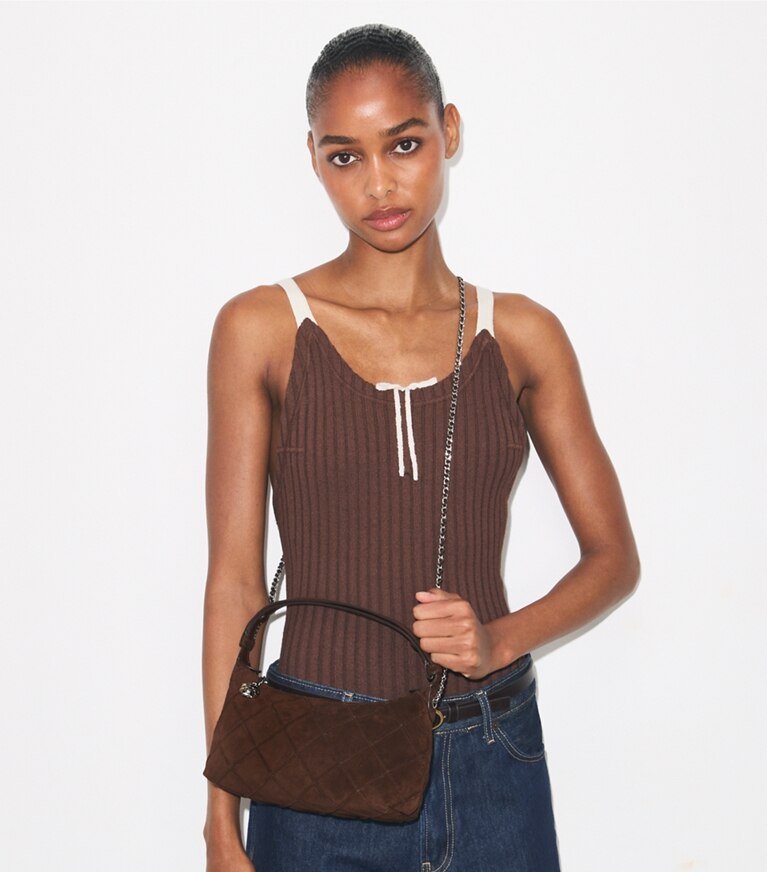 Tory Burch diseñador bolsos bandolera Pochette de gamuza Fleming en Dark Cocoa accesorio en modelo