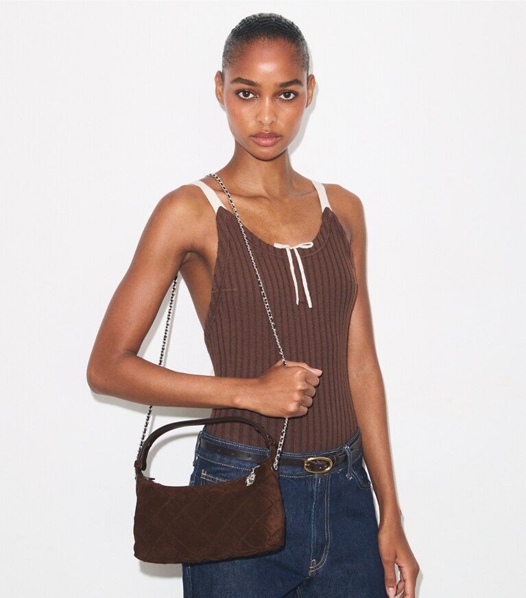 Tory Burch diseñador bolsos bandolera Pochette de gamuza Fleming en Dark Cocoa adicional en modelo