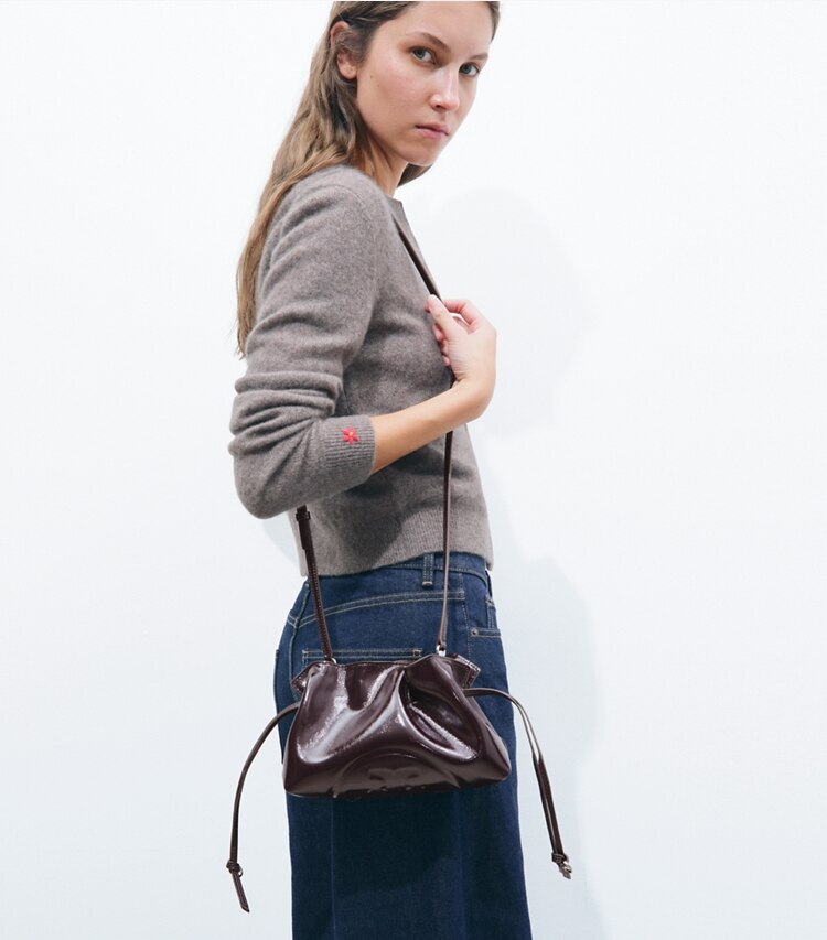 Tory Burch designer sacs à bandoulière Pochette Ella à cordon de serrage effet vieilli in Mulberry accessory on model