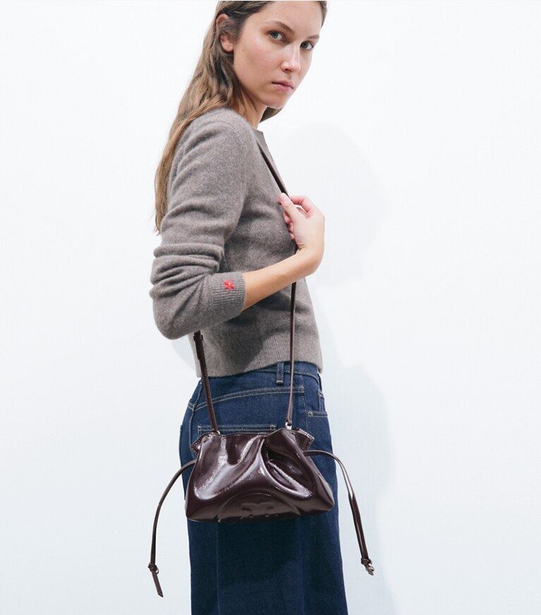 Tory Burch designer sacs à bandoulière Pochette Ella à cordon de serrage effet vieilli in Mulberry accessory on model